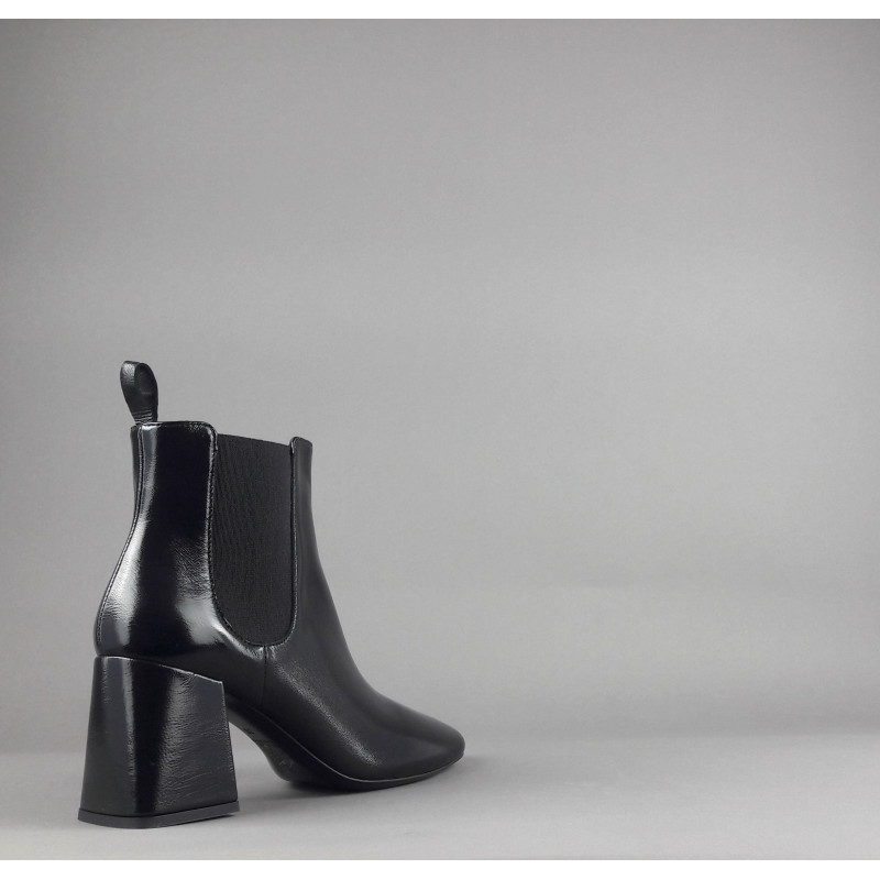 White D' // Tronchetto Donna Pelle Lucida Nero Elastici Laterali Prezzo 195,00